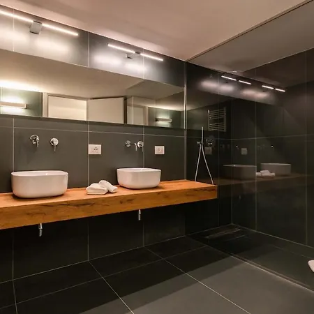 ヴィラ Jacuzzi Del Geranio チェファル